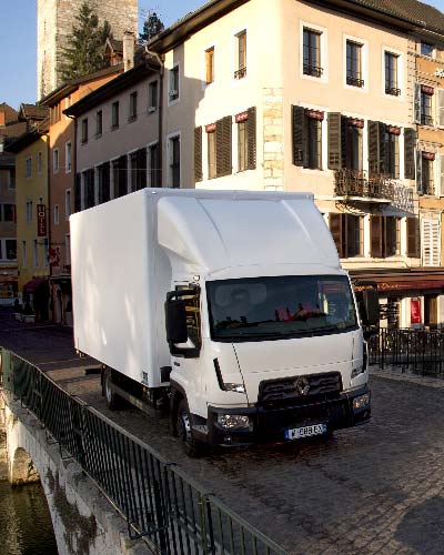 Renault D op een brug